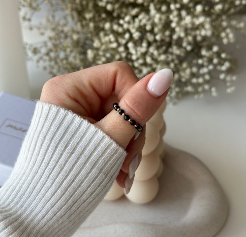 Pierścionek z onyksem i złotymi kuleczkami VIKI