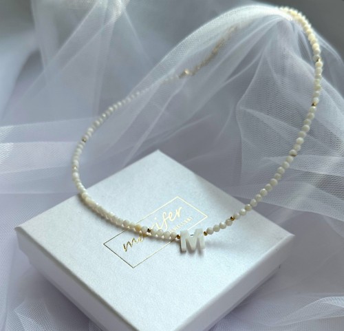 choker naszyjnik z zawieszką literką.jpg