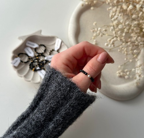 Pierścionek z perełką i onyksem